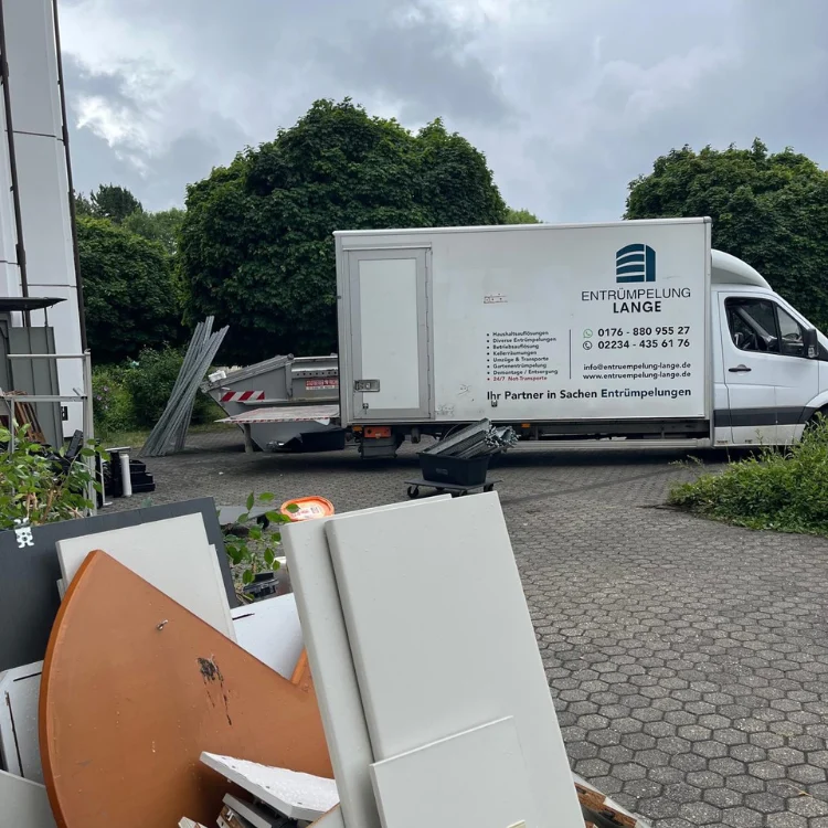 Entrümpelung Frechen - Firmentransporter mit Sperrmüllcontainer