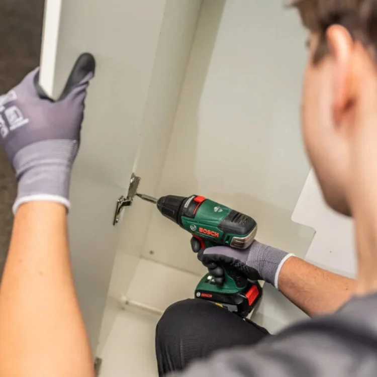 Entrümpelung Köln - Mitarbeiter baut Schrank auseinander