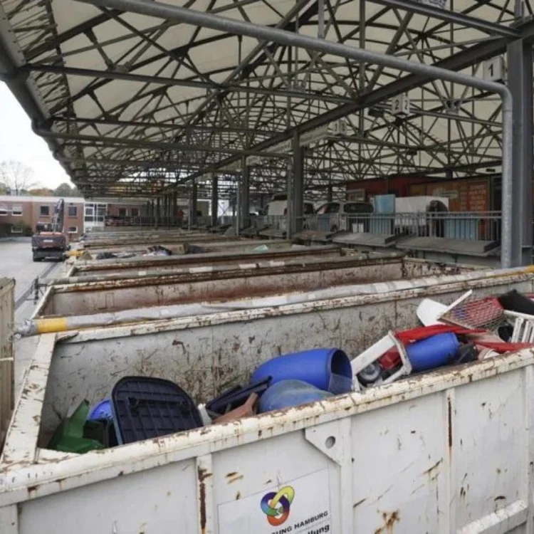 Entsorgung Köln - Container mit Sperrmüll beladen