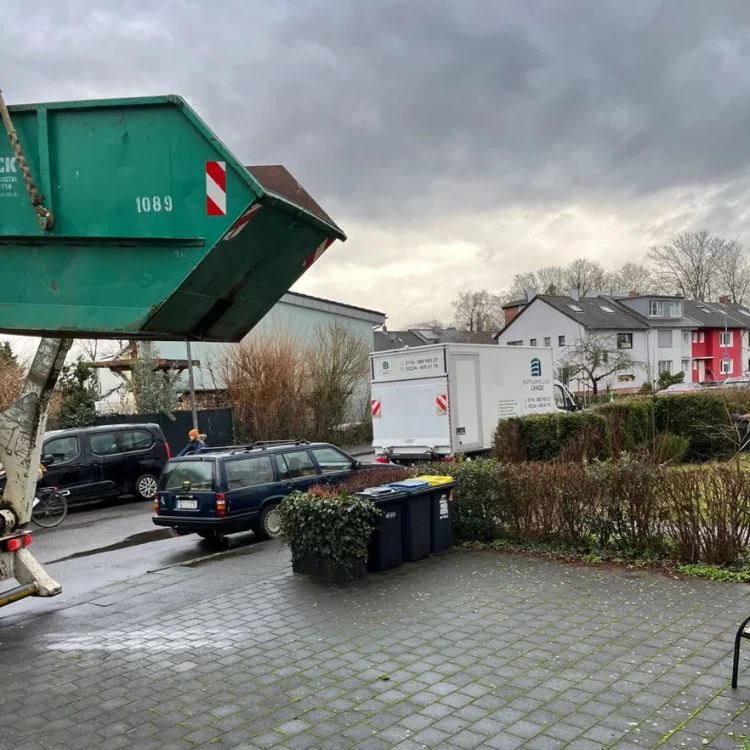 Entsorgungsfirma Köln - Container wird auf einem Hof abgeladen