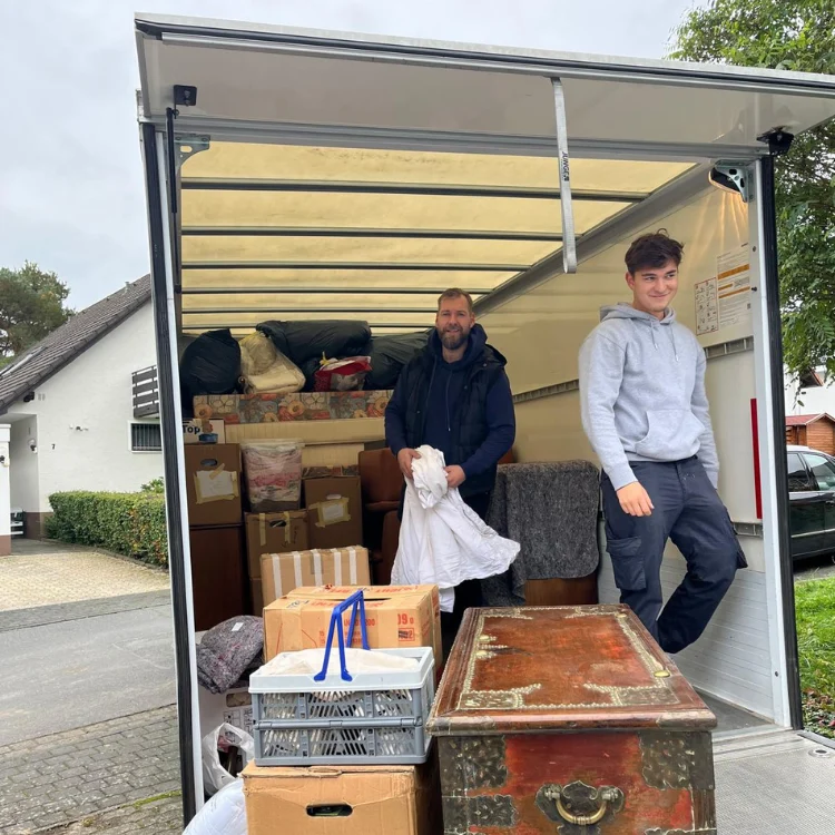 Umzugsfirma Köln - Tranpsorter wird für einen Umzug beladen