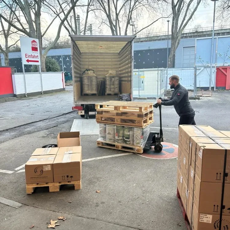 Umzugsfirma Köln - Firmentransporter wird für einen Umzug beladen