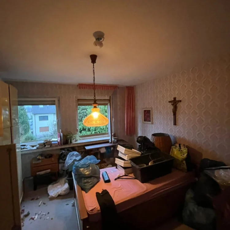 Messie Wohnung entrümpeln Köln - vollgeräumtes Zimmer