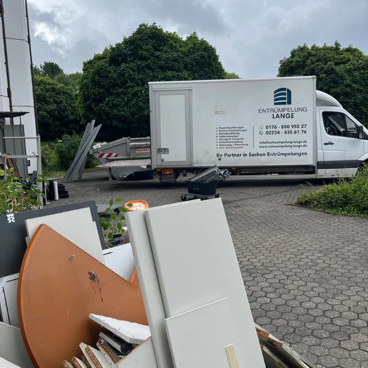 Entrümpelung Erftstadt - Transportfahrzeug mit Container der Firma Lange