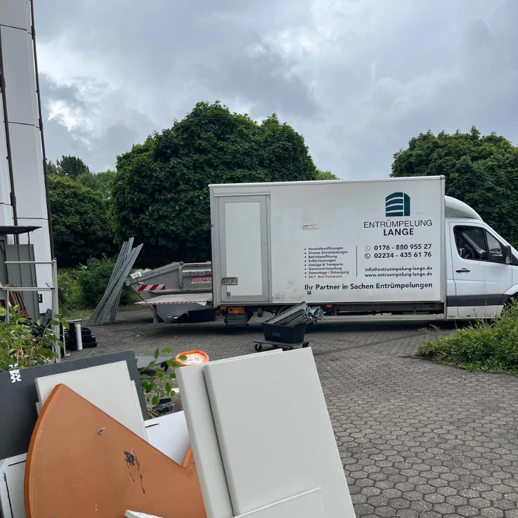 Entrümpelung Troisdorf- Firmenfahrzeug mit Container der Firma Lange